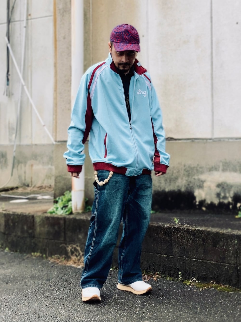 ブラック系のポロシャツ、ブルー系のその他アウター、ブルー系のデニムパンツを着用したメンズの春コーディネートの2枚目の写真