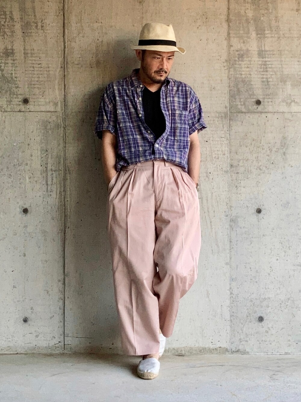 ブラック系のTシャツ/カットソー、パープル系のシャツ/ブラウス、ピンク系のスラックスを着用したメンズの夏コーディネートの3枚目の写真