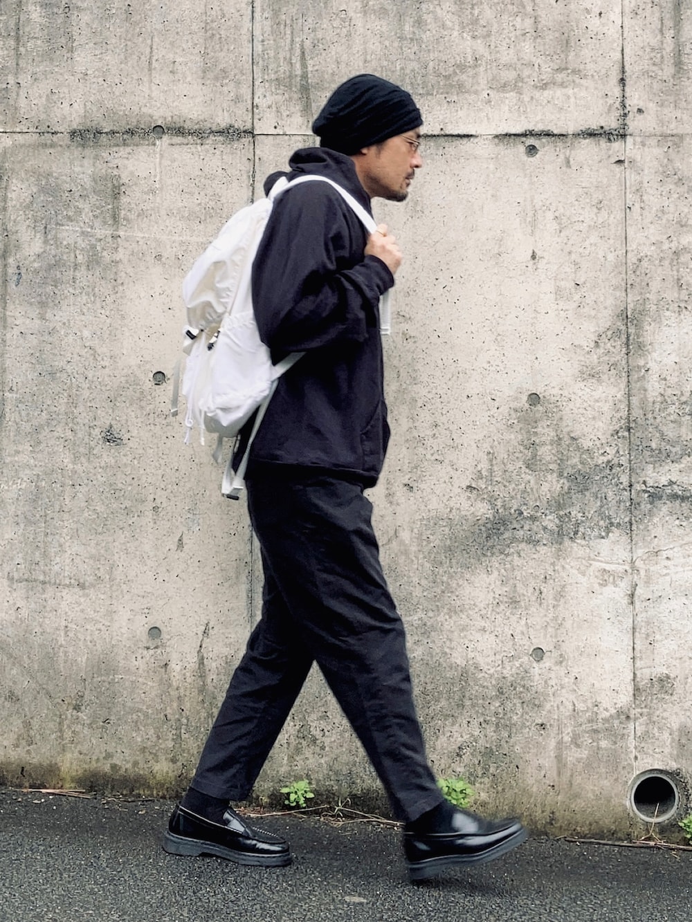 ブラック系のパーカー、ブラック系のその他パンツ、ブラック系のローファーを着用したメンズの秋コーディネートの2枚目の写真