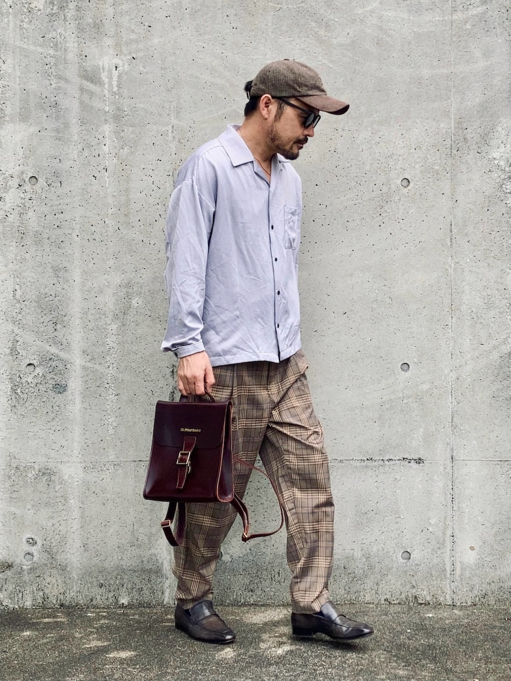 シルバー系のシャツ/ブラウス、ブラウン系のパンツ、グリーン系のローファーを着用したメンズの春コーディネートの2枚目の写真