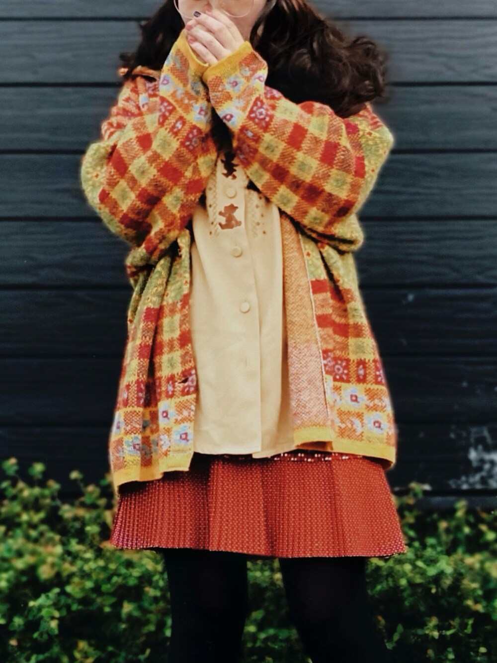 ゴールド系のシャツ/ブラウス、イエロー系のカーディガン/ボレロ、ブラウン系のニットキャップ/ビーニーを着用したレディースの冬コーディネートの2枚目の写真