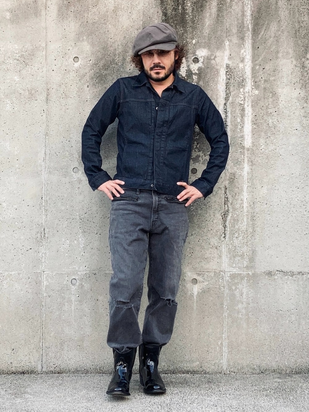 「秋服コーデ、ストリート、ワークスタイル、プチプラ、メンズファッション、ファッションを楽しもう、キャップ、キャスケット、ブラックデニム、ダメージデニムパンツ、ウエスタンブーツ、ブーツ、デニム、デニムオンデニム、ダブルデニム」｜「GUのsize L スリムダメージジーンズundercover（デニムパンツ、グレー系）」を使った、koppaさん（メンズ・169cm）の秋コーディネートの3枚目の写真