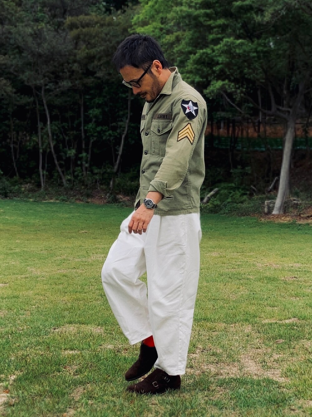 グリーン系のシャツ/ブラウス、ホワイト系のスラックス、ブラウン系のドレスシューズを着用したメンズの春コーディネートの4枚目の写真