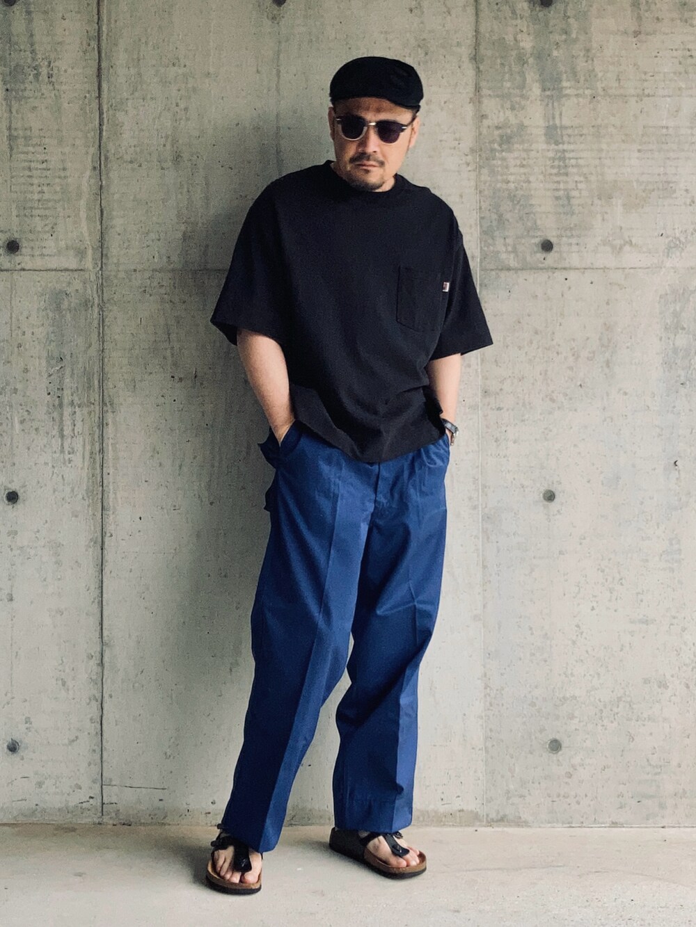 ブラック系のTシャツ/カットソー、ブルー系のその他パンツ、ブラック系のサンダルを着用したメンズの夏コーディネートの3枚目の写真