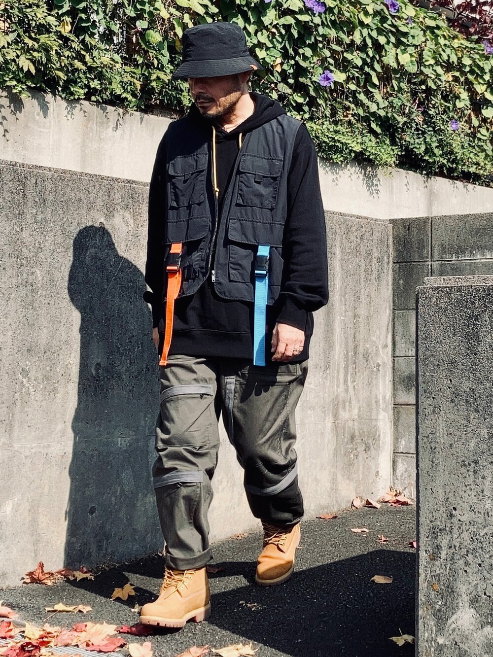 「カジュアル、アウトドア、アウトドアスタイル、パーカー、ストリート、ベスト、ワイドパンツ、ワークパンツ、ワークブーツ、秋服、バケットハット、ミリタリーパンツ、フーディー、ストリートコーデ、ドレカジバランス」|「Dickiesの【メンズ】裏起毛スウェットパーカー(パーカー、ブラック系)」を使った、koppaさん(メンズ・169cm)の秋コーディネートの2枚目の写真