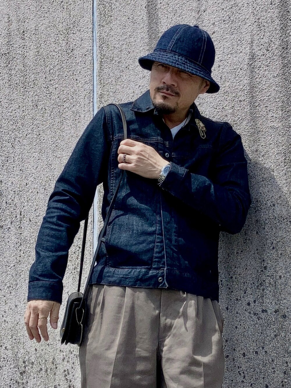 「デニム、デニムジャケット、デニムハット、バケットハット、オールドコーチ、ミニバッグ、ストリート、ポーズ、背景もかっちょよくありたい、プチプラ、ローファー、Dr.Martens、シンプルコーデ、春夏コーデ、初夏コーデ」｜「無印良品の縦横ストレッチデニムジャケット size S（デニムジャケット、ブルー系）」を使った、koppaさん（メンズ・169cm）の春コーディネートの5枚目の写真
