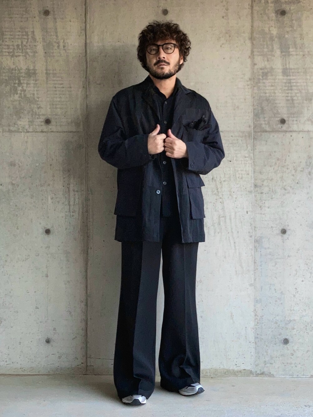 ブラック系のナイロンジャケット、ブラック系のシャツ/ブラウス、ブラック系のスラックスを着用したメンズの冬コーディネートの5枚目の写真