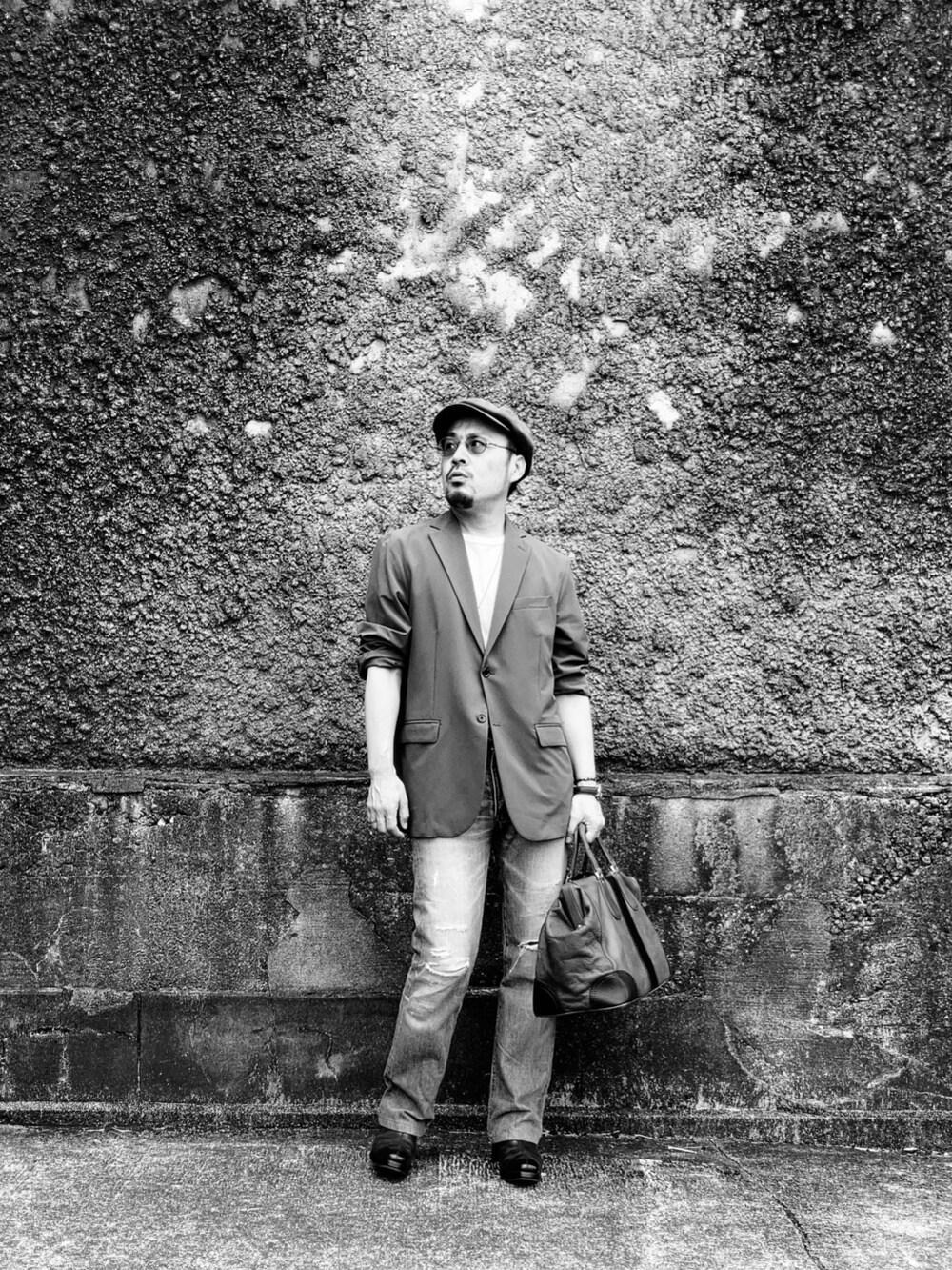 ホワイト系のTシャツ/カットソー、グリーン系のテーラードジャケット、ブルー系のデニムパンツを着用したメンズの夏コーディネートの3枚目の写真