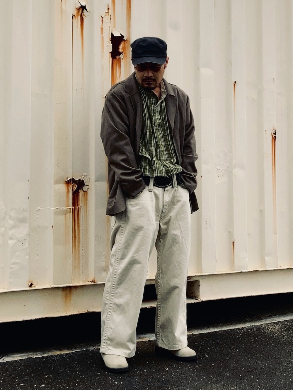 グリーン系のシャツ/ブラウス、ブラウン系のテーラードジャケット、ホワイト系のデニムパンツを着用したメンズの冬コーディネートの2枚目の写真