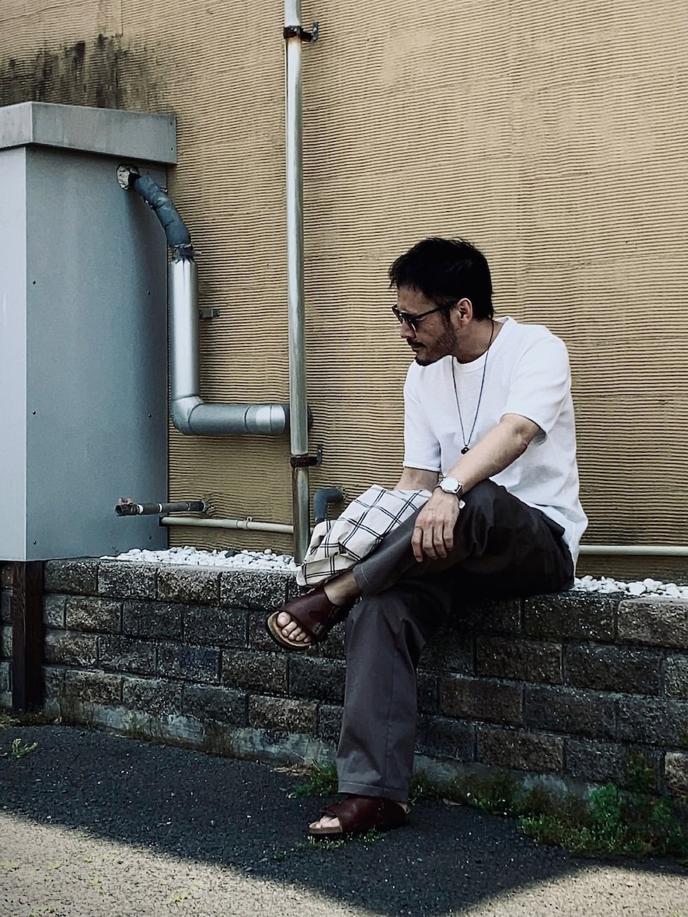 ベージュ系のシャツ/ブラウス、ホワイト系のTシャツ/カットソー、グレー系のスラックスを着用したメンズの春コーディネートの2枚目の写真