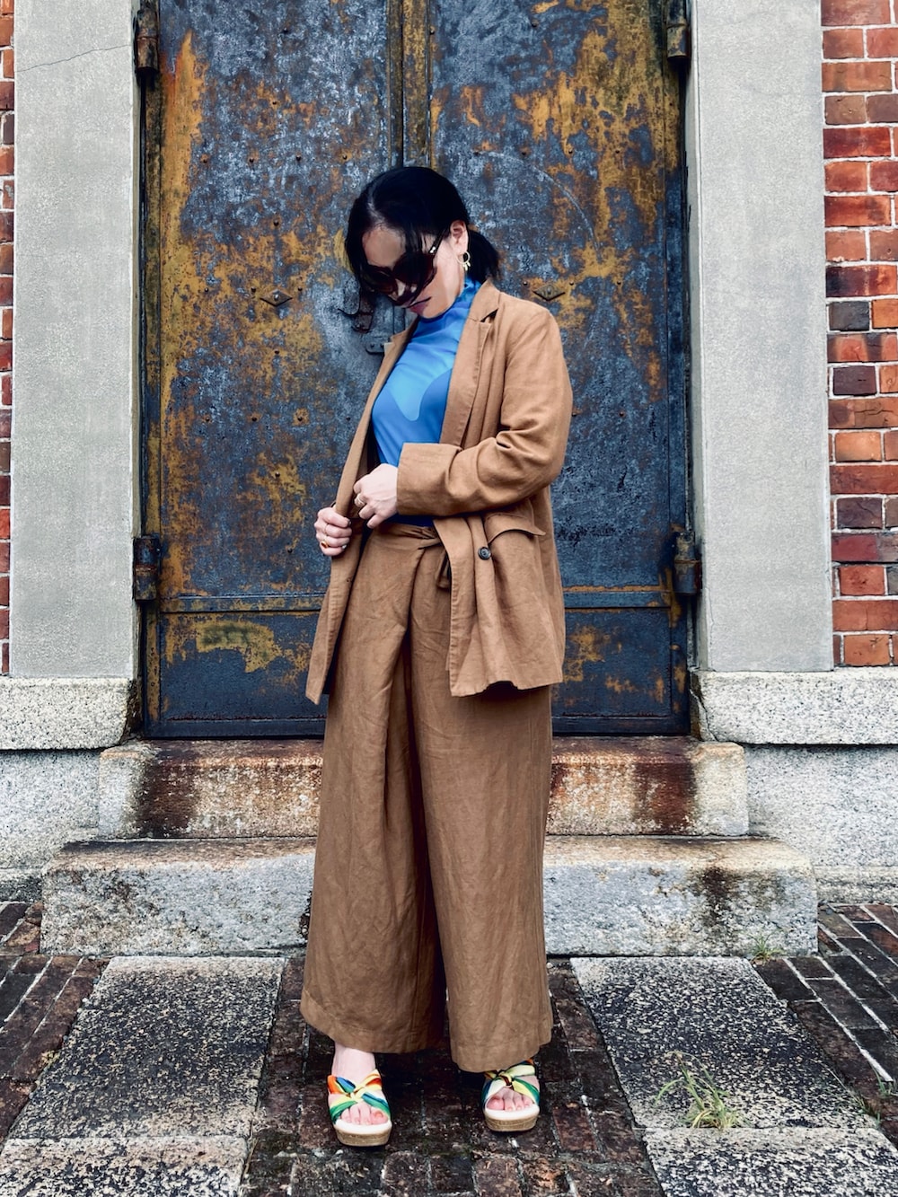 ブルー系のTシャツ/カットソー、その他のサンダル、ブラウン系のセットアップを着用したレディースの夏コーディネートの4枚目の写真