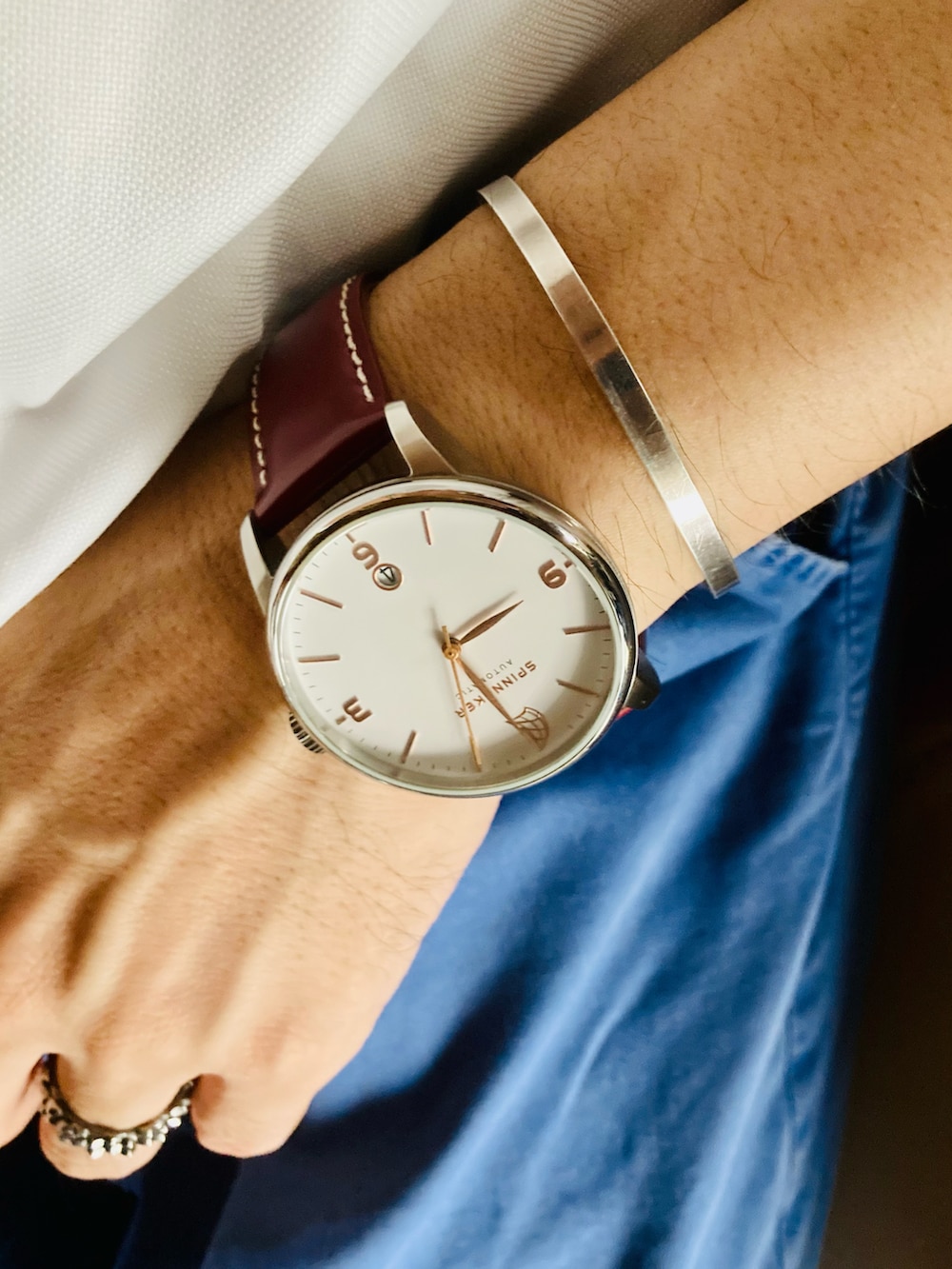 ホワイト系のシャツ/ブラウス、ブルー系のスラックス、ブラック系のローファーを着用したメンズの夏コーディネートの4枚目の写真