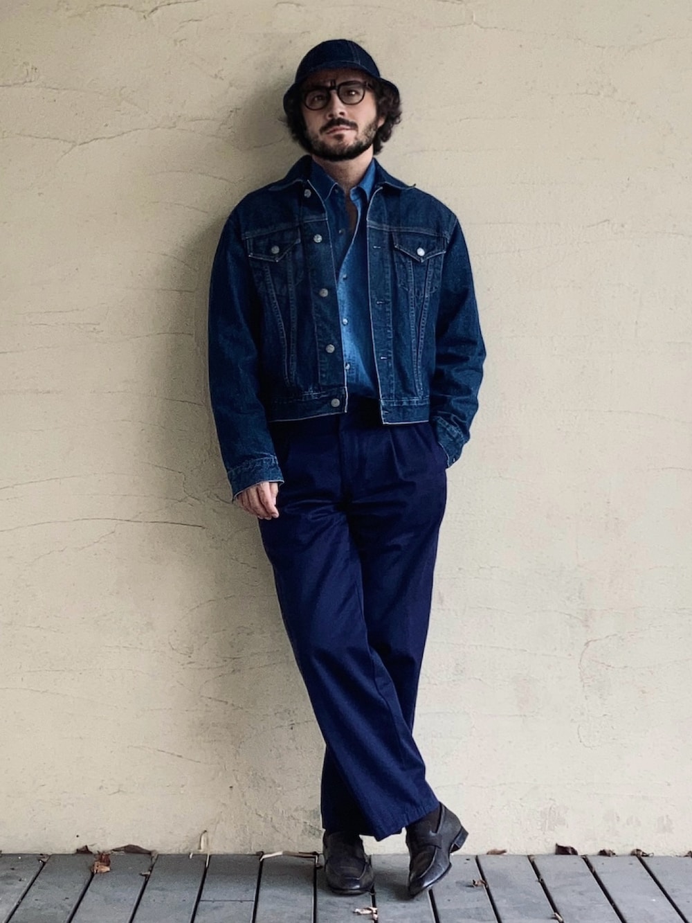 ブルー系のデニムジャケット、ブルー系のチノパンツ、グリーン系のローファーを着用したメンズの秋コーディネートの3枚目の写真