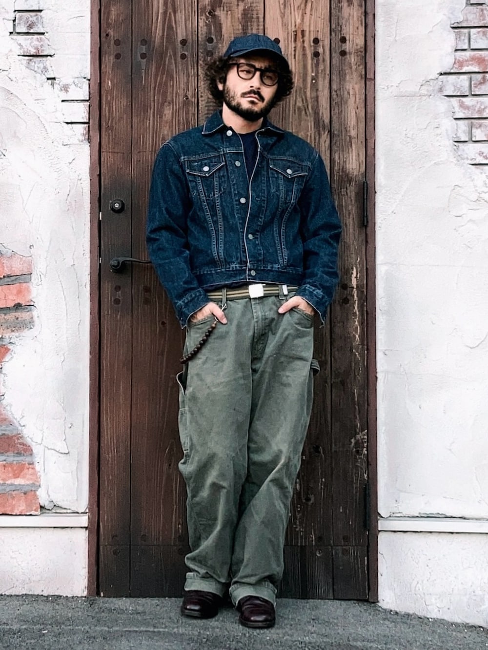 ブルー系のデニムジャケット、グリーン系のその他パンツ、レッド系のドレスシューズを着用したメンズの秋コーディネートの2枚目の写真