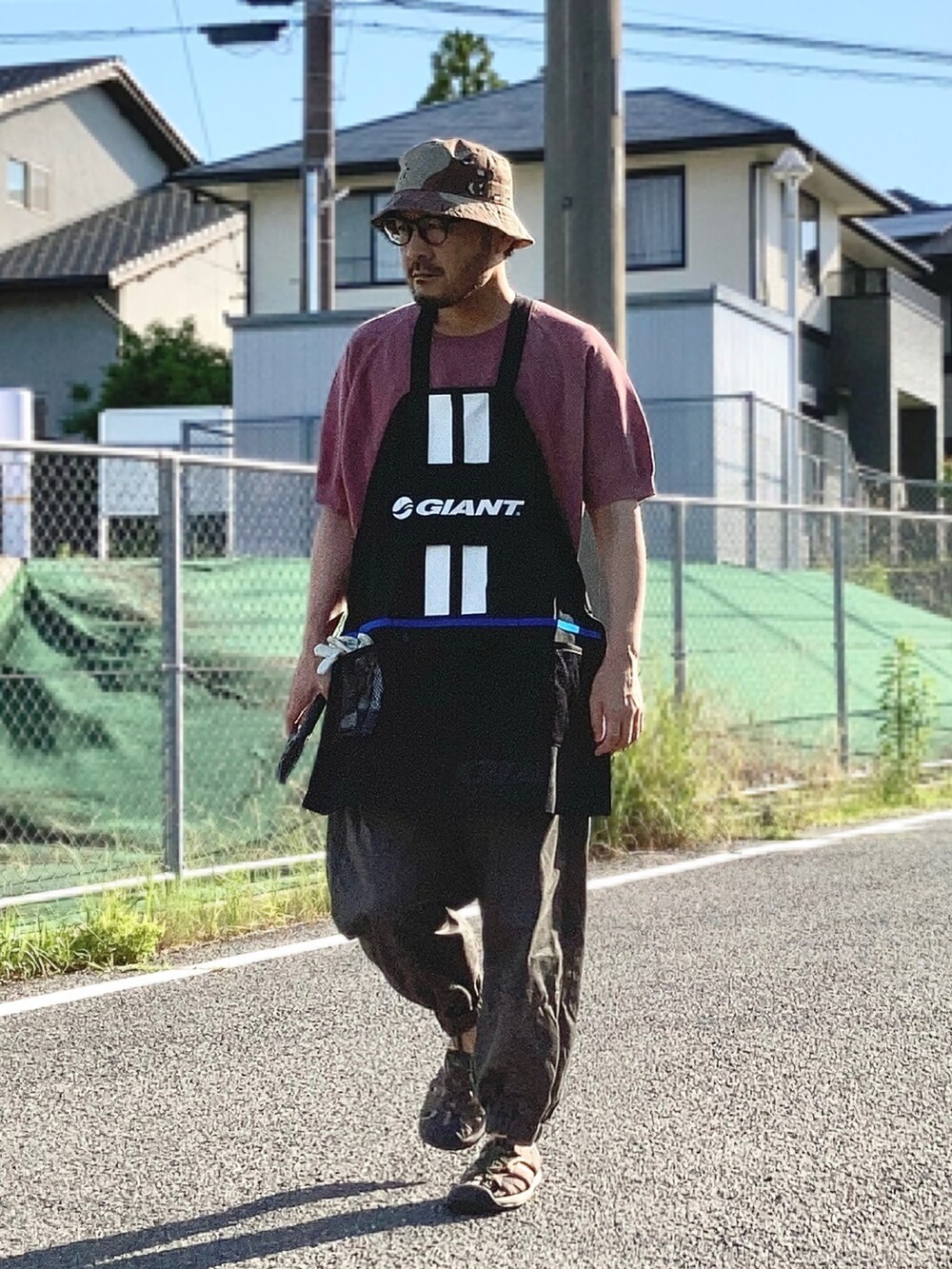 ブラック系のサンダル、ピンク系のTシャツ/カットソー、グリーン系のその他パンツを着用したメンズの春コーディネートの2枚目の写真
