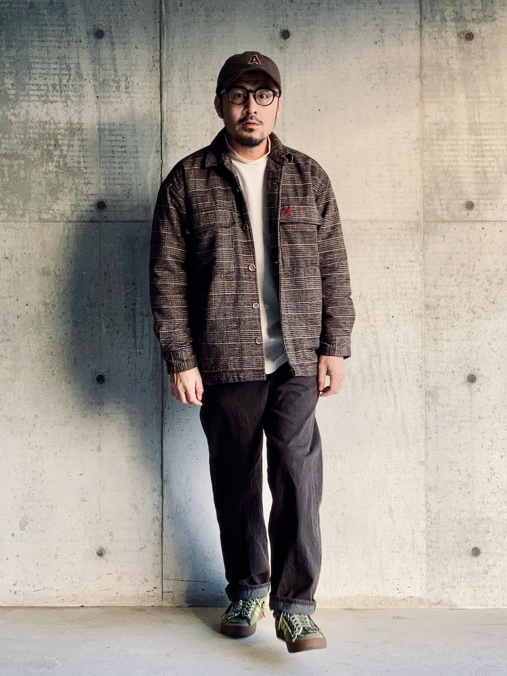 ホワイト系のTシャツ/カットソー、ブラウン系のブルゾン、ブラウン系のデニムパンツを着用したメンズの冬コーディネートの2枚目の写真