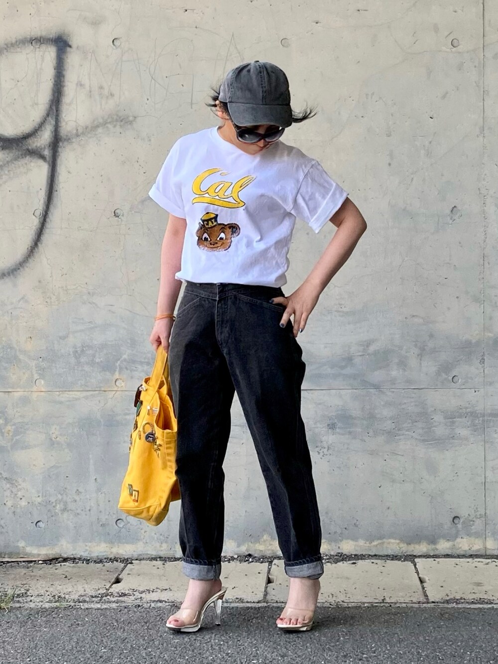 ホワイト系のTシャツ/カットソー、ブラック系のデニムパンツを着用したレディースの春コーディネートの2枚目の写真