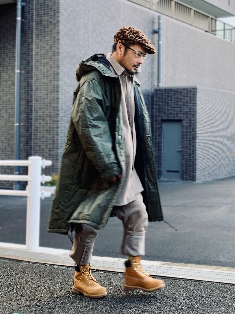 ベージュ系のシャツ/ブラウス、ベージュ系のスウェットパンツ、グリーン系のミリタリージャケットを着用したメンズの冬コーディネートの4枚目の写真