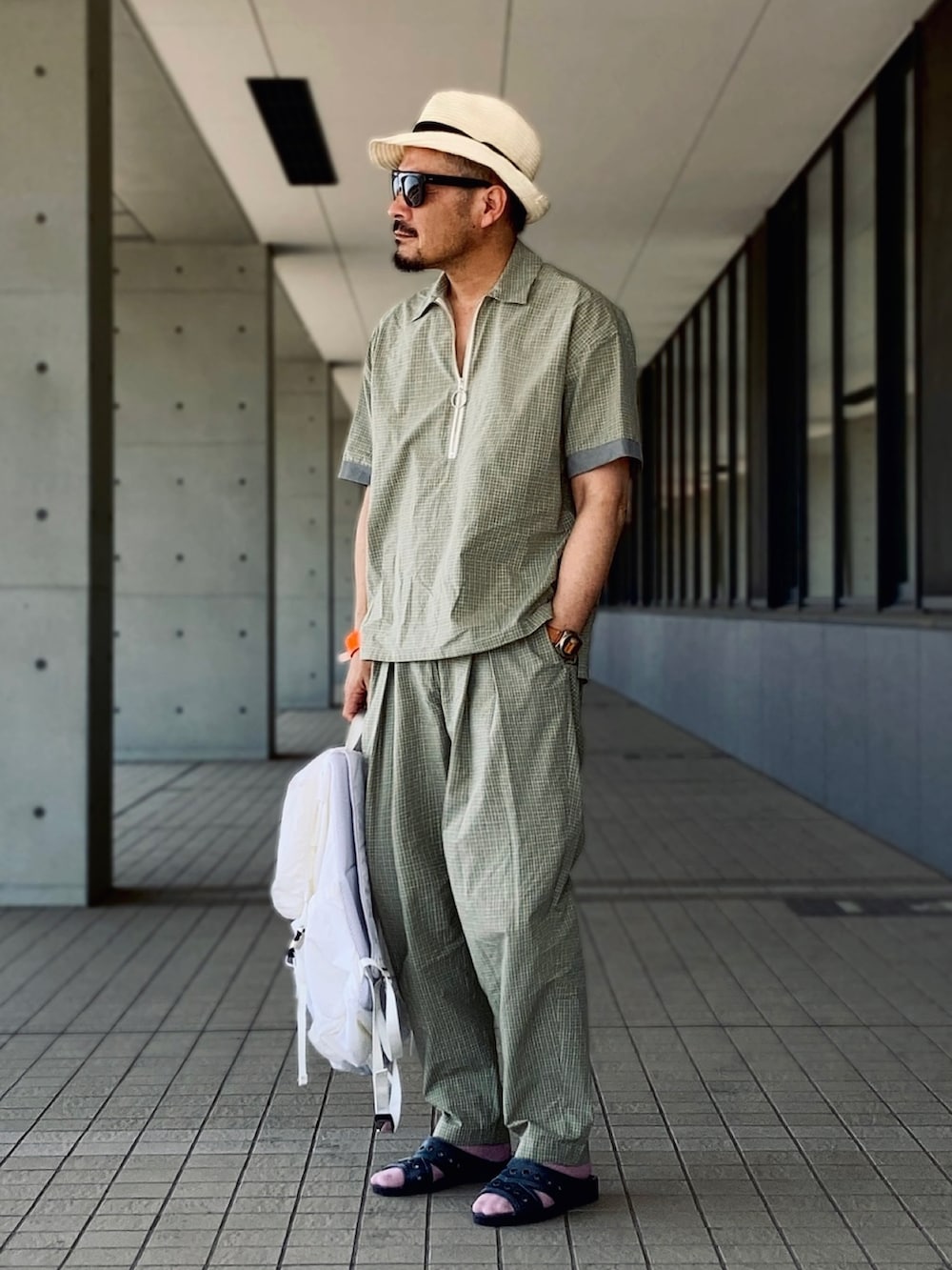 グリーン系のTシャツ/カットソー、グリーン系のその他パンツ、グレー系のサンダルを着用したメンズの春コーディネートの3枚目の写真