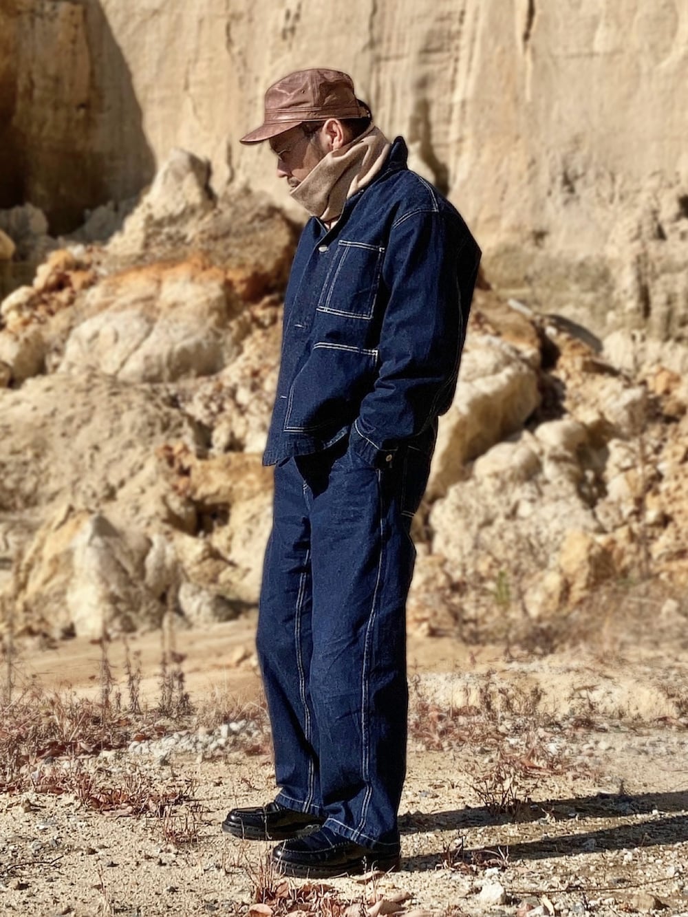 ブルー系のデニムジャケット、ブルー系のデニムパンツ、ブラック系のローファーを着用したメンズの冬コーディネートの3枚目の写真