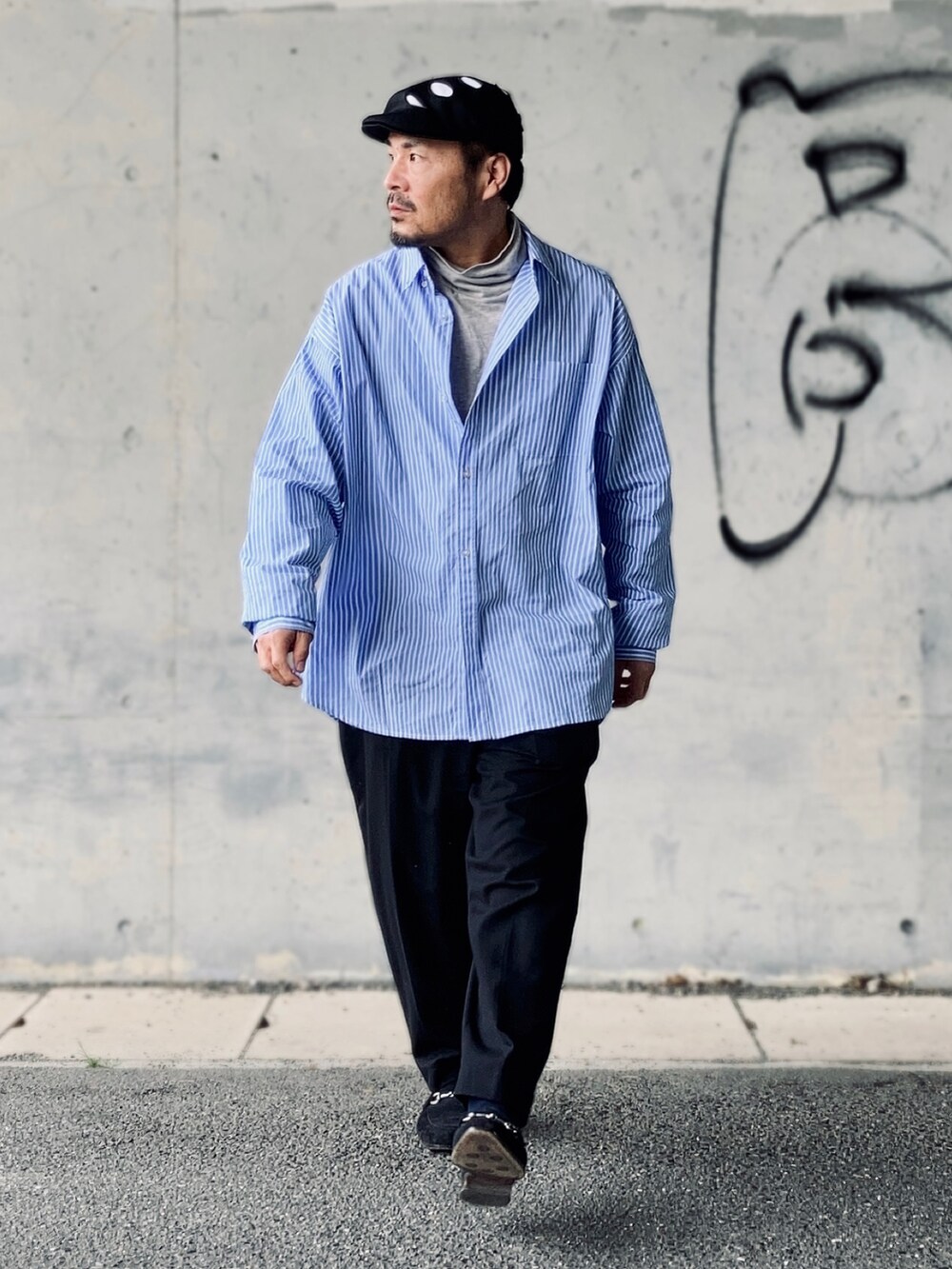 ブルー系のシャツ/ブラウス、グレー系のTシャツ/カットソー、ブラック系のその他パンツを着用したメンズの春コーディネートの2枚目の写真