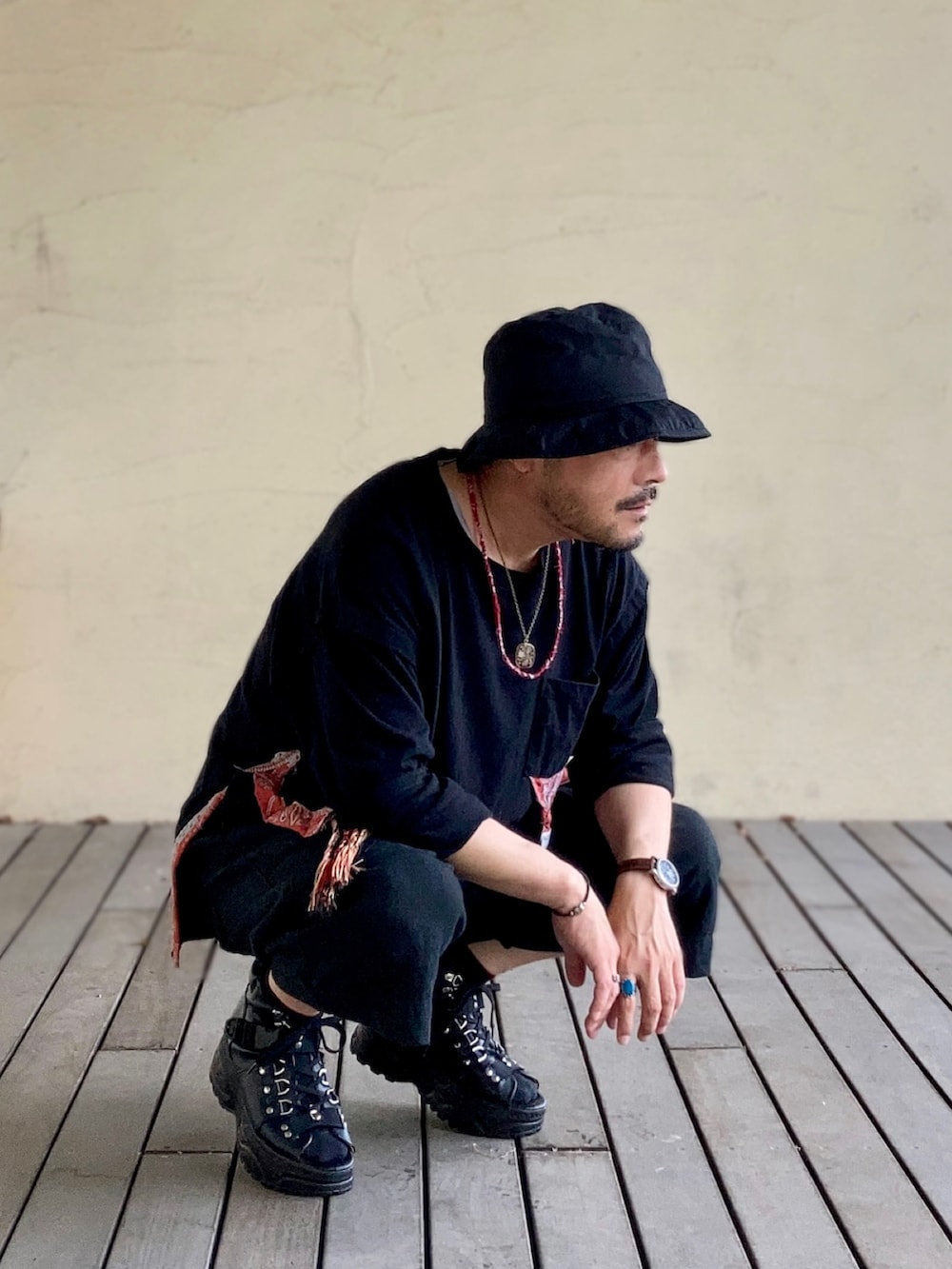 ブラック系のTシャツ/カットソー、ブラック系のその他パンツ、ブラック系のサンダルを着用したメンズの夏コーディネートの4枚目の写真