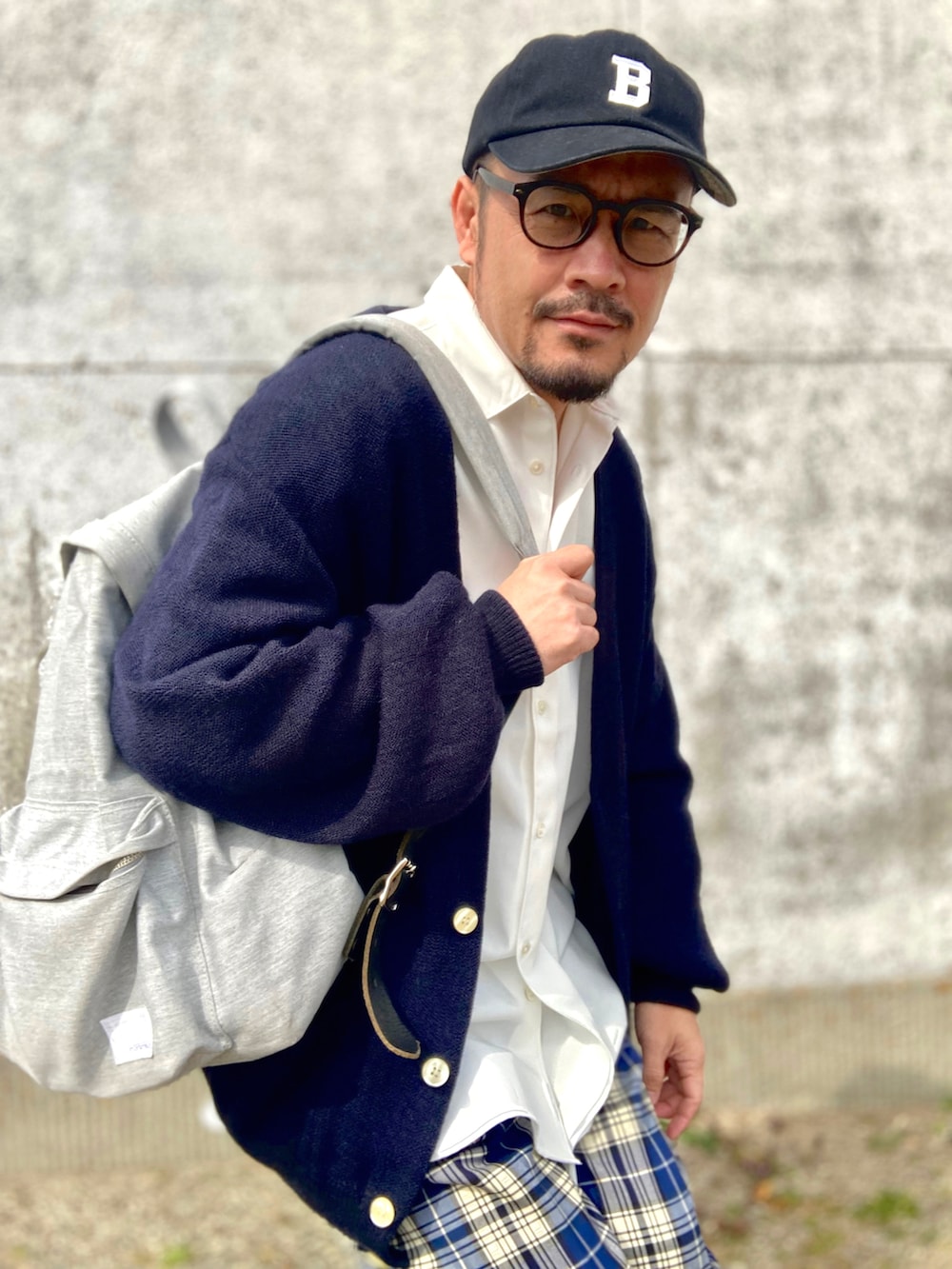 ホワイト系のシャツ/ブラウス、ブルー系のカーディガン/ボレロ、ブルー系のスラックスを着用したメンズの春コーディネートの5枚目の写真