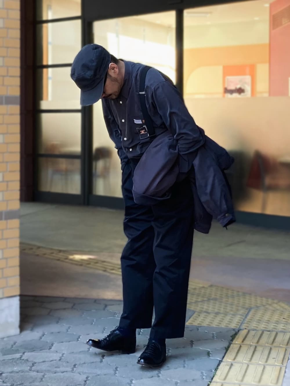 グレー系のシャツ/ブラウス、グレー系のブルゾン、ブラック系のパンツを着用したメンズの冬コーディネートの3枚目の写真