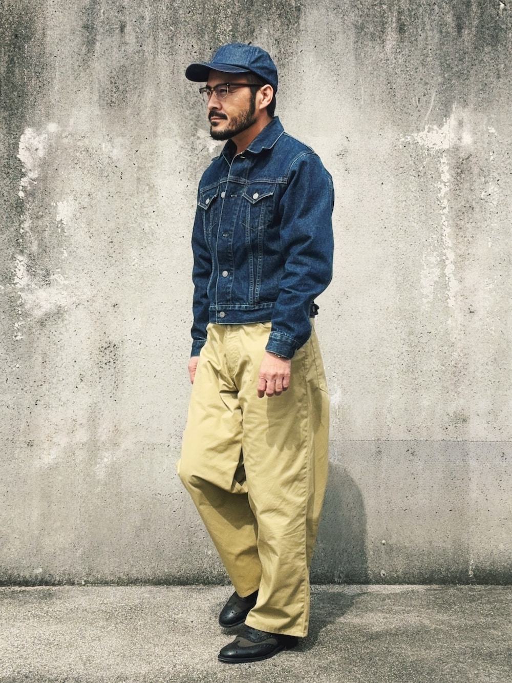 ベージュ系のチノパンツ、ブルー系のデニムジャケット、その他のドレスシューズを着用したメンズの春コーディネートの2枚目の写真