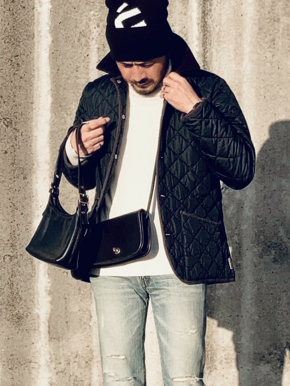 ホワイト系のニット/セーター、ブルー系のその他アウター、ブルー系のデニムパンツを着用したメンズの秋コーディネートの4枚目の写真