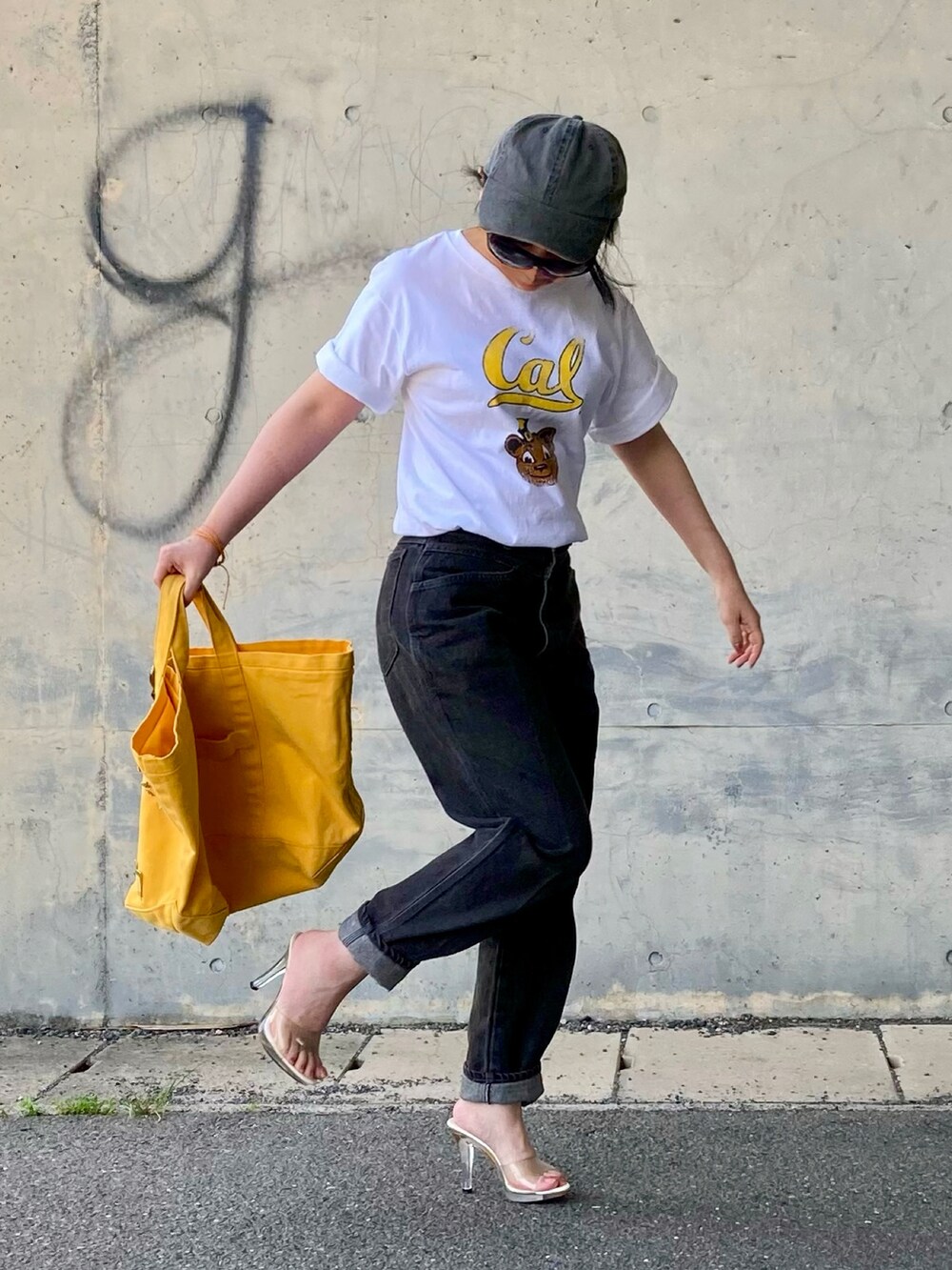 ホワイト系のTシャツ/カットソー、ブラック系のデニムパンツを着用したレディースの春コーディネートの5枚目の写真