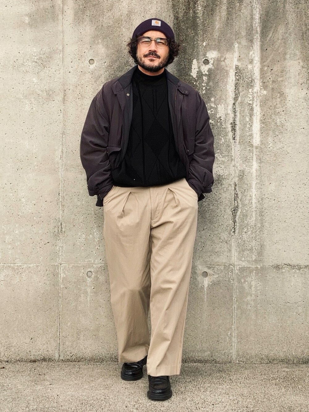 ベージュ系のスラックス、グレー系のブルゾン、ブラック系のローファーを着用したメンズの冬コーディネートの3枚目の写真