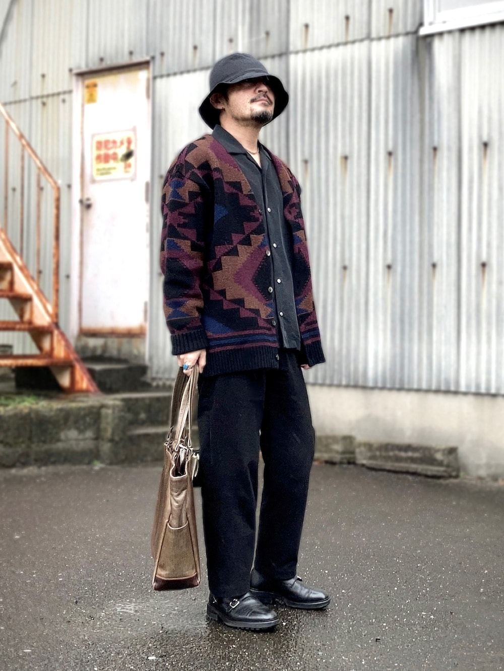 ブラック系のカーディガン/ボレロ、ブラック系のシャツ/ブラウス、ブラック系のパンツを着用したメンズの冬コーディネートの2枚目の写真