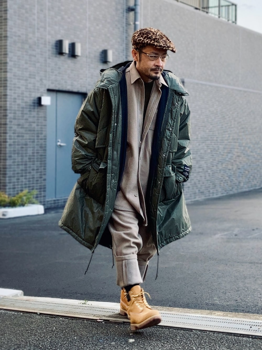 ベージュ系のシャツ/ブラウス、ベージュ系のスウェットパンツ、グリーン系のミリタリージャケットを着用したメンズの冬コーディネートの5枚目の写真