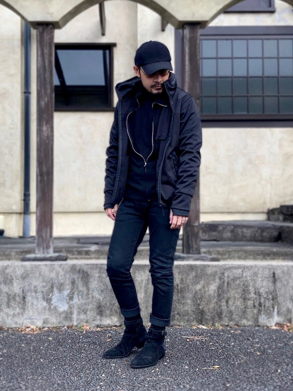 「私の推しブランド、Saint Laurent、サンローランパリ、wyatt、ブーツ、ジョッパーブーツ、ヒールブーツ、スエードシューズ、モードストリート、モード系、スポーティ、ロック、ブラックデニム、ワントーンコーデ、キャップ」|「giovani e belliのmade in Italy wool 100% 古着(ニット/セーター、ブラック系)」を使った、koppaさん(メンズ・169cm)の冬コーディネートの2枚目の写真