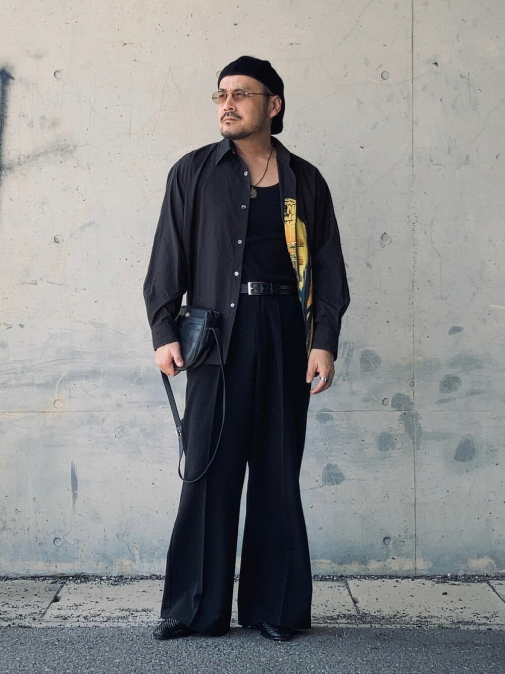 ブラック系のシャツ/ブラウス、ブラック系のタンクトップ、ブラック系のスラックスを着用したメンズの春コーディネートの4枚目の写真