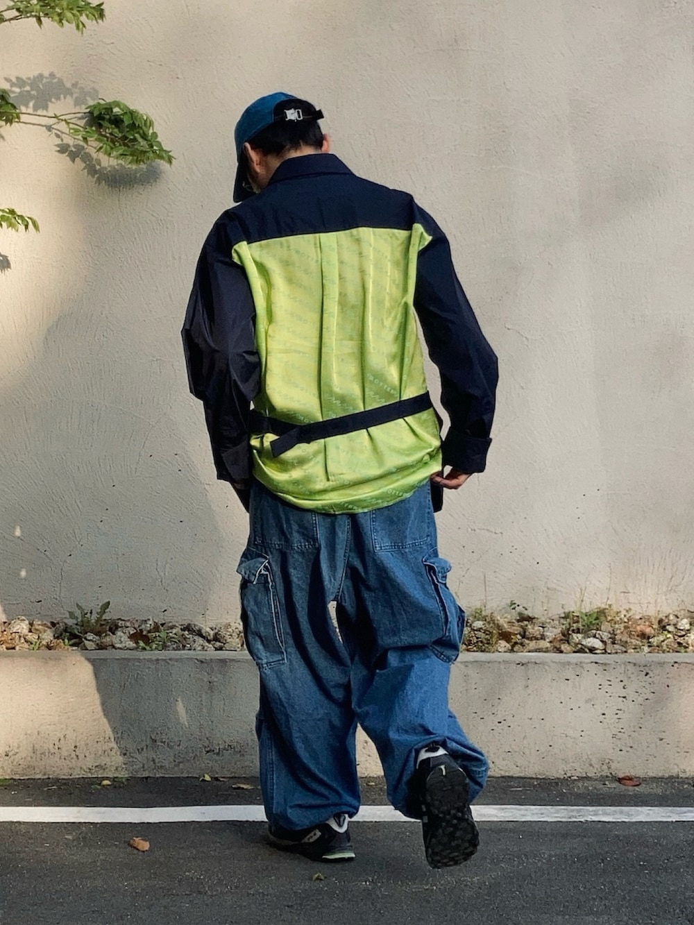 ブラック系のシャツ/ブラウス、ブルー系のカーゴパンツ、ブラック系のスニーカーを着用したメンズの春コーディネートの4枚目の写真