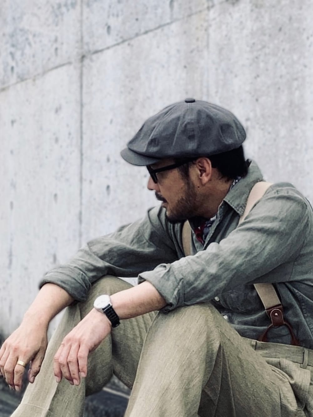 グリーン系のシャツ/ブラウス、その他のスラックス、ブラウン系のドレスシューズを着用したメンズの夏コーディネートの3枚目の写真