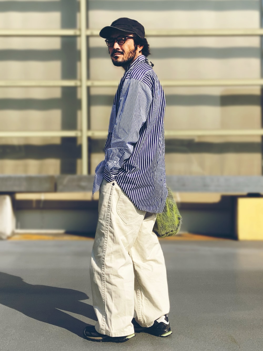 ホワイト系のデニムパンツ、ブルー系のシャツ/ブラウス、ブラック系のスニーカーを着用したメンズの春コーディネートの3枚目の写真