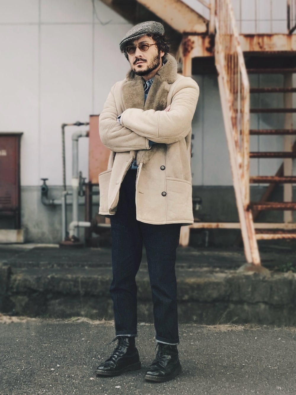 ベージュ系のムートンコート、ブルー系のシャツ/ブラウス、ブルー系のデニムパンツを着用したメンズの冬コーディネートの2枚目の写真