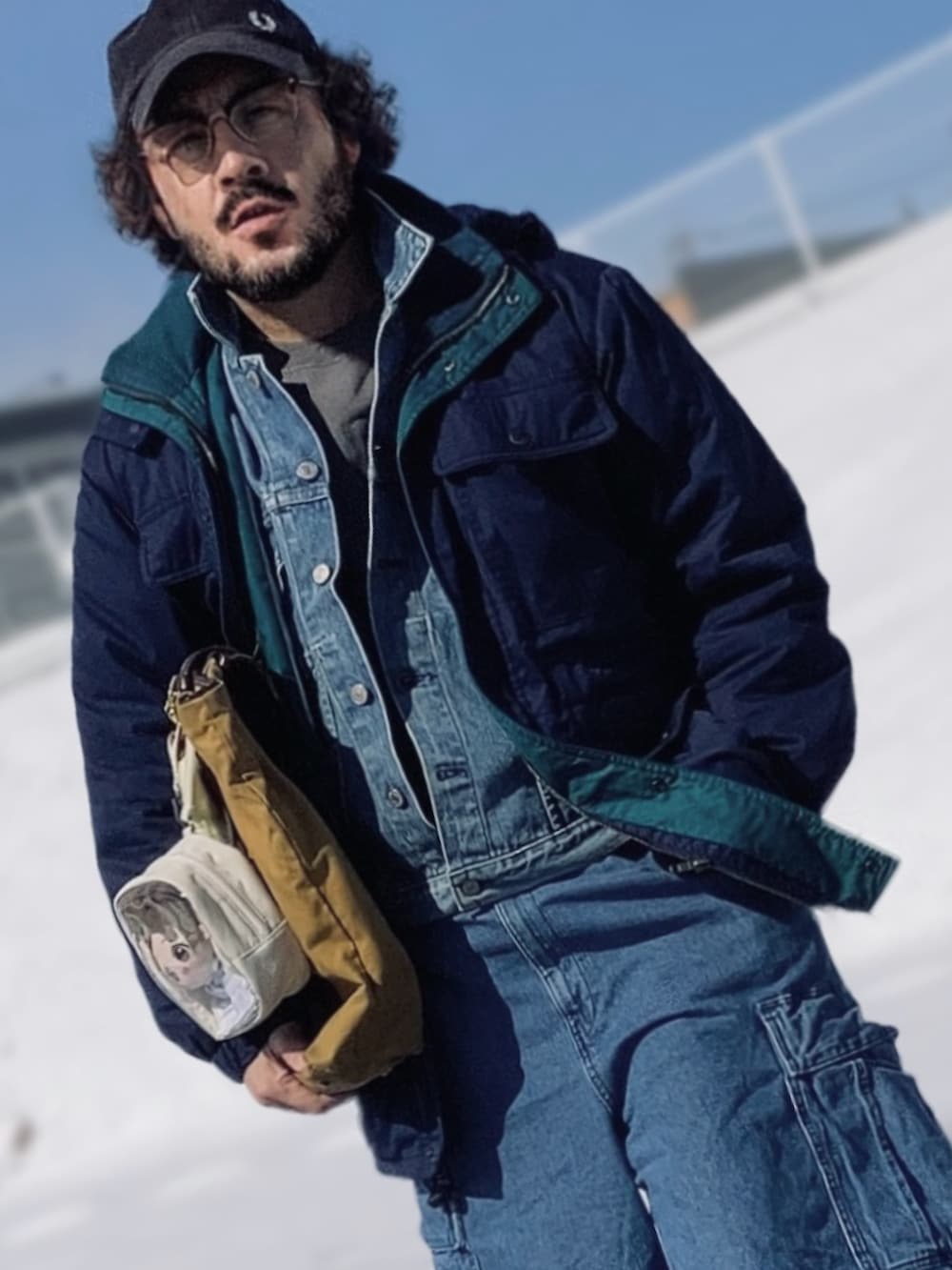 ブルー系のデニムジャケット、グレー系のTシャツ/カットソー、ブルー系のその他アウターを着用したメンズの冬コーディネートの2枚目の写真