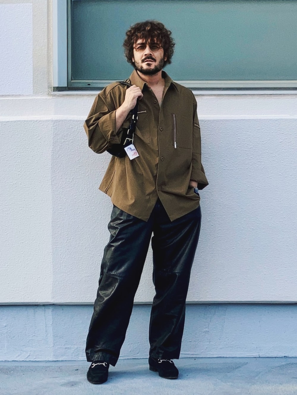 ベージュ系のセットアップ、ブラック系のその他パンツ、ブラック系のローファーを着用したメンズの秋コーディネートの3枚目の写真