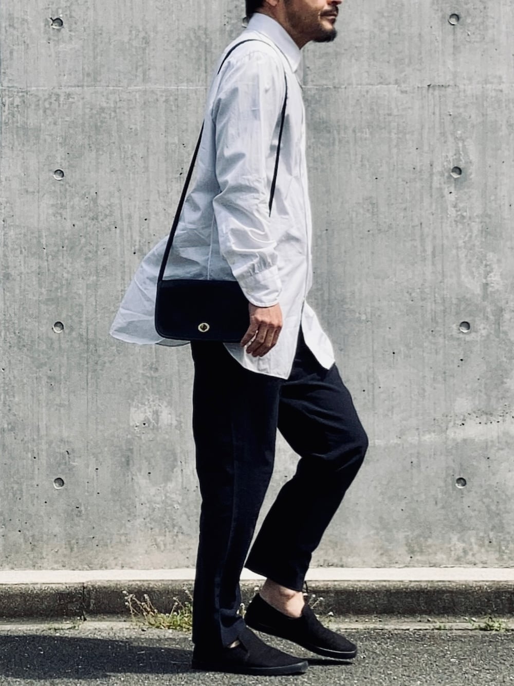 「シャツスタイル、モード、はじめましてコーデ、Taiwan、プチプラ、白シャツ、スラックス、united arrows、SOPHNET.、UNIQLO、アクセサリー、メガネ男子、オールドコーチ、レザーバッグ、春夏コーデ」｜「UNITED ARROWSのDistrict size42（シャツ/ブラウス、ホワイト系）」を使った、koppaさん（メンズ・169cm）の春コーディネートの3枚目の写真