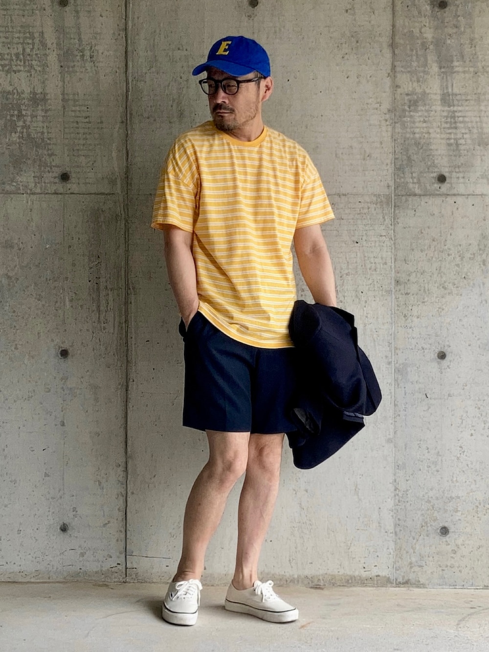 イエロー系のTシャツ/カットソー、ブルー系のテーラードジャケット、ブルー系のその他パンツを着用したメンズの夏コーディネートの4枚目の写真