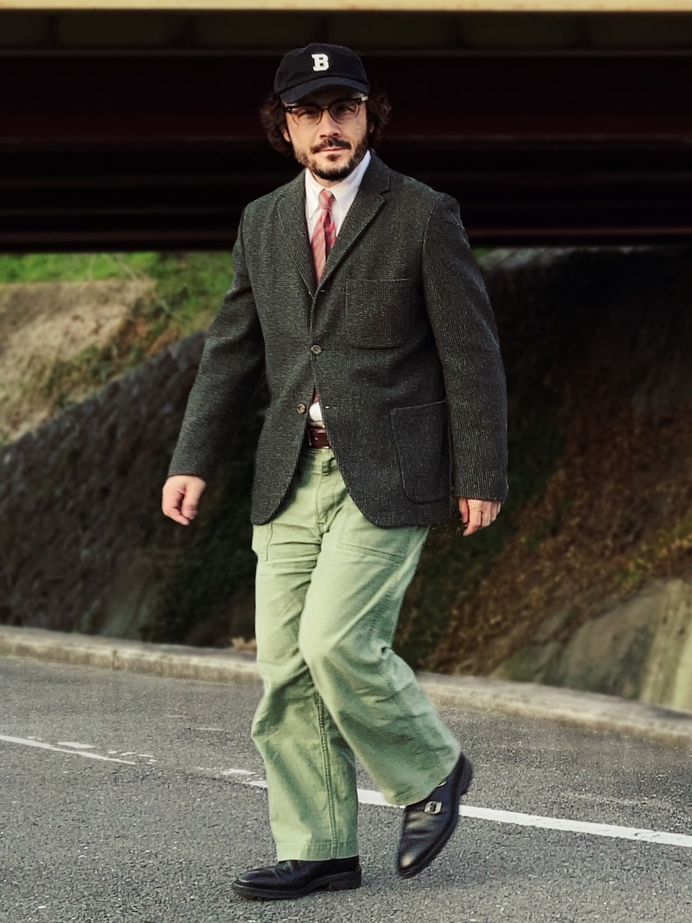 グレー系のテーラードジャケット、ホワイト系のシャツ/ブラウス、グリーン系のパンツを着用したメンズの春コーディネートの3枚目の写真