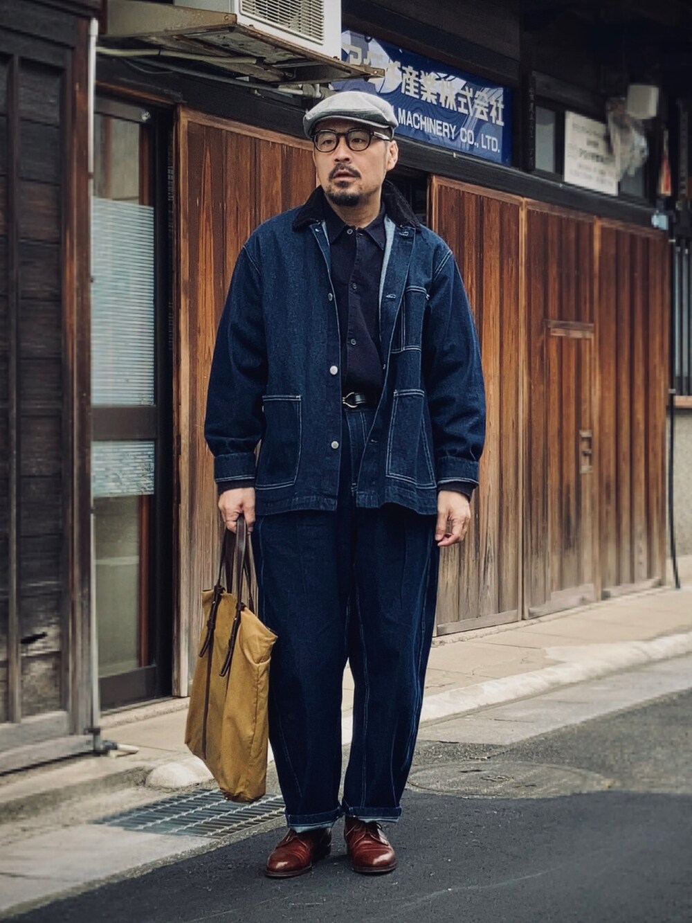 ブラック系のシャツ/ブラウス、ブルー系のデニムジャケット、ブルー系のデニムパンツを着用したメンズの秋コーディネートの5枚目の写真