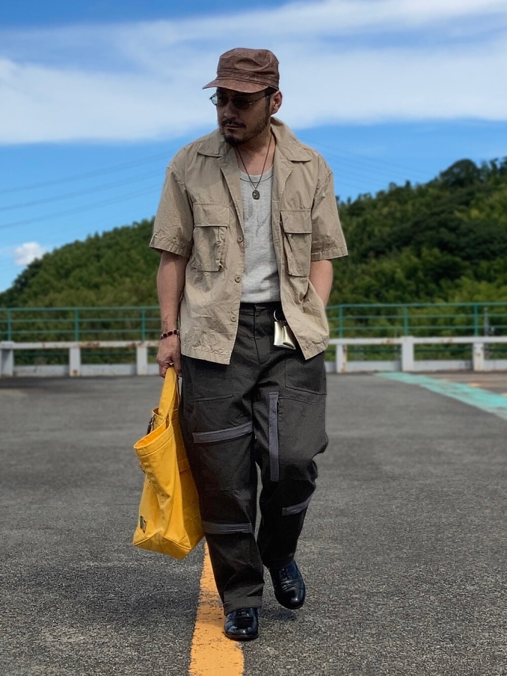 グレー系のタンクトップ、ベージュ系のシャツ/ブラウス、グリーン系のその他パンツを着用したメンズの夏コーディネートの3枚目の写真