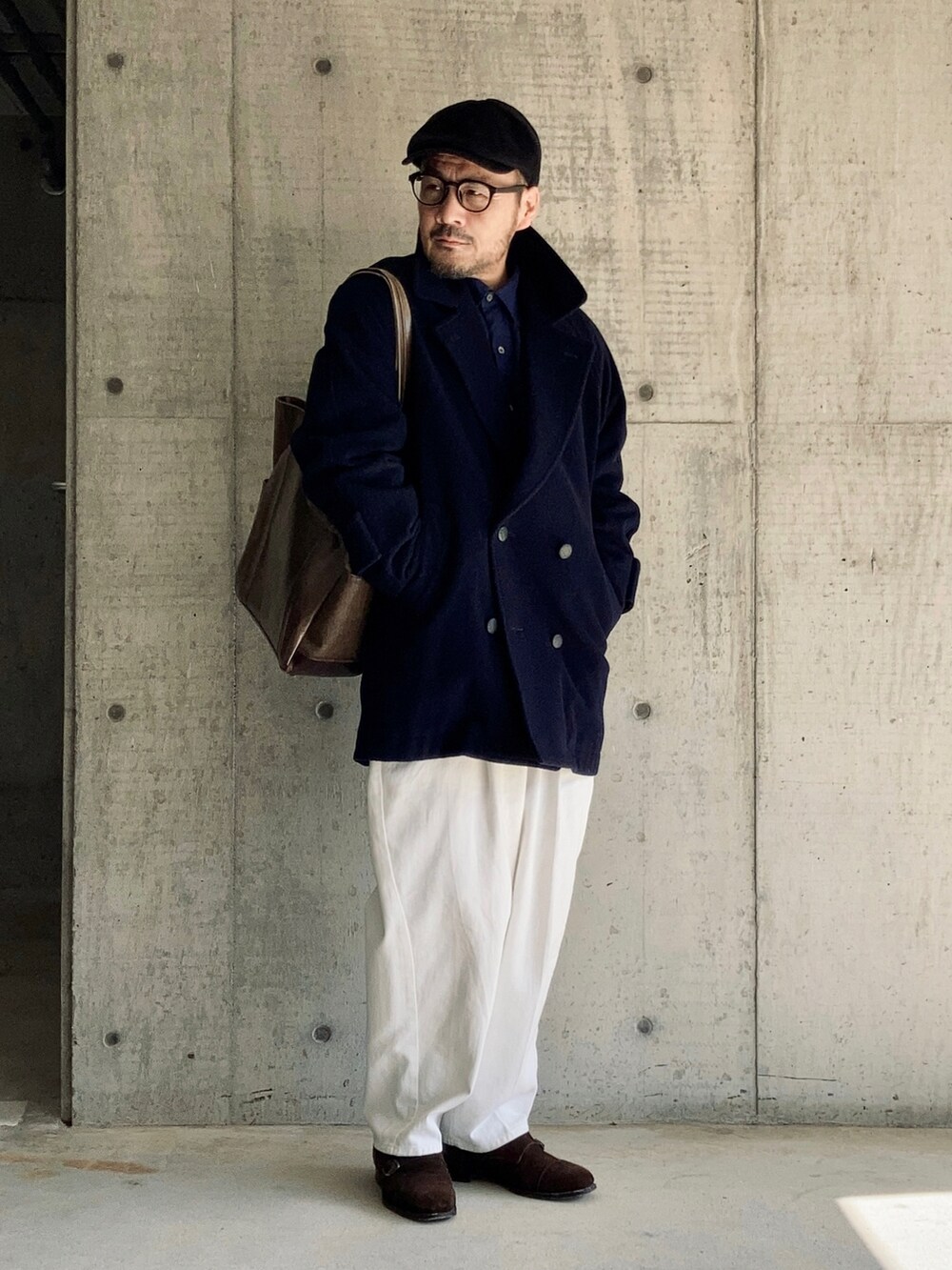 ブルー系のピーコート、ホワイト系のスラックス、ブラウン系のドレスシューズを着用したメンズの秋コーディネートの5枚目の写真