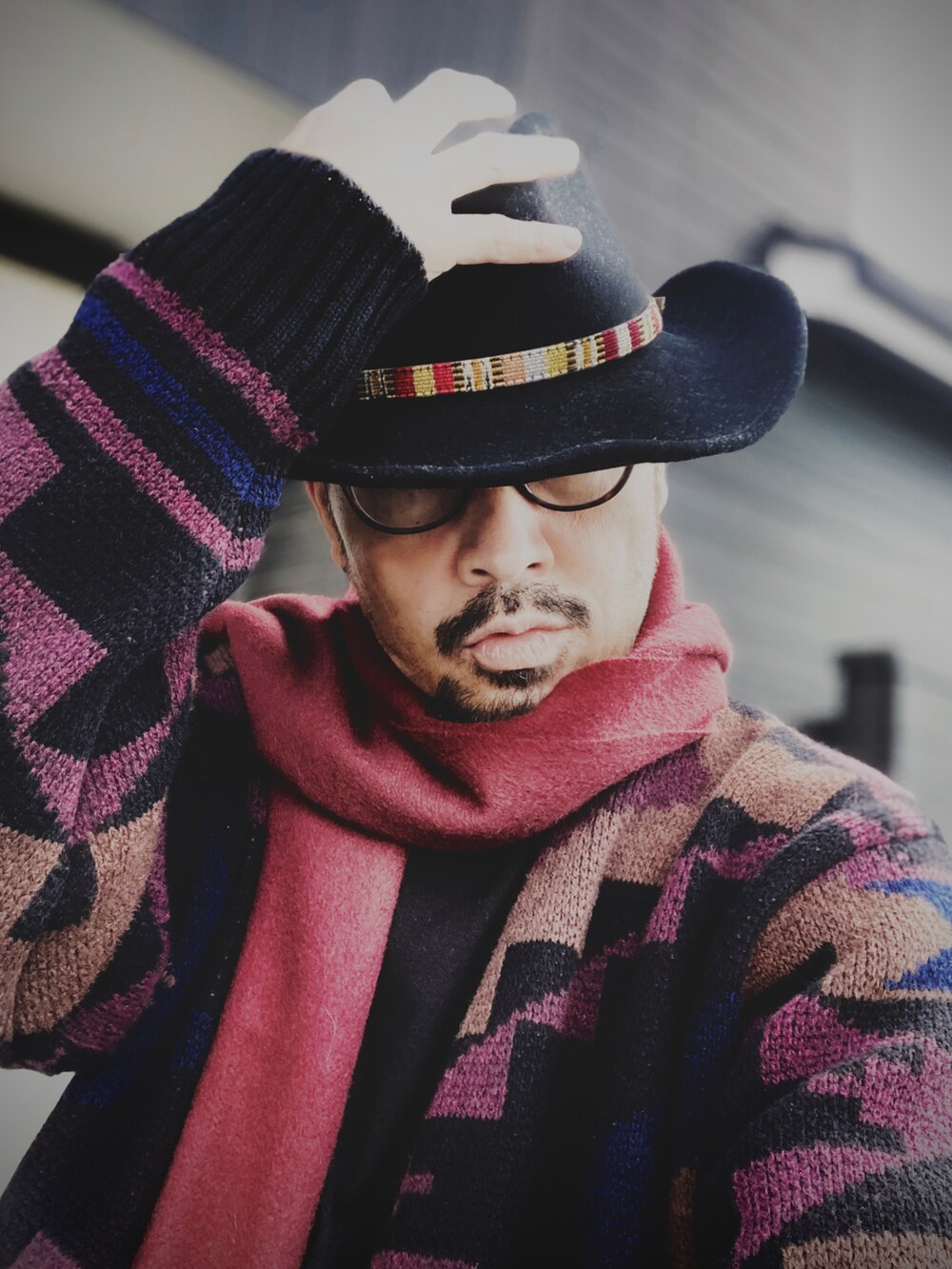 ブラック系のTシャツ/カットソー、ブラック系のカーディガン/ボレロ、ブラック系のスラックスを着用したメンズの冬コーディネートの5枚目の写真