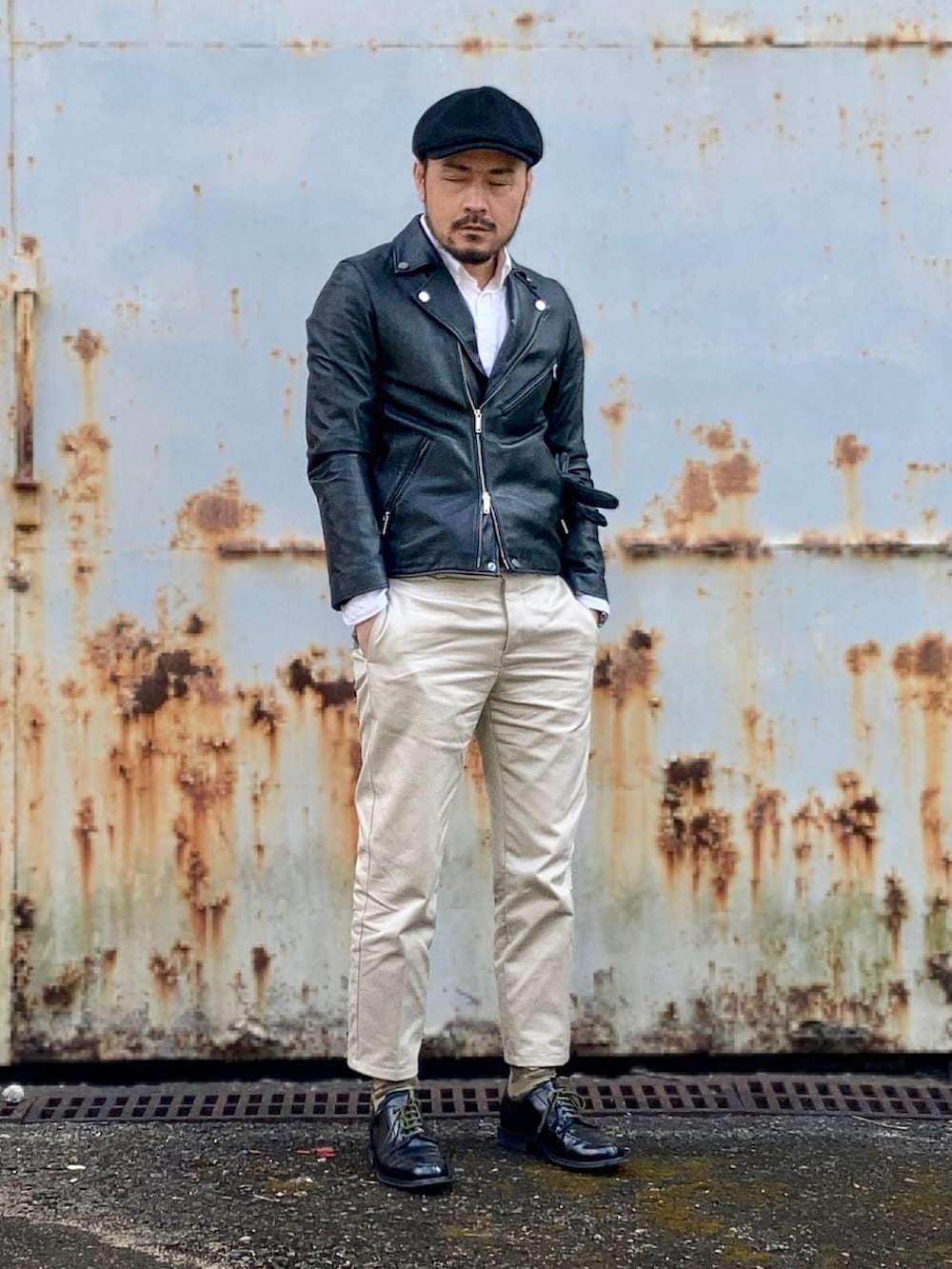 ホワイト系のシャツ/ブラウス、ブラック系のライダースジャケット、ベージュ系のチノパンツを着用したメンズの冬コーディネートの3枚目の写真